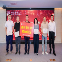 支大佐董事長(zhǎng)應(yīng)邀參加南審“校友返校日”系列活動(dòng)并再次為“薪火獎(jiǎng)學(xué)金”捐贈(zèng)助學(xué)款